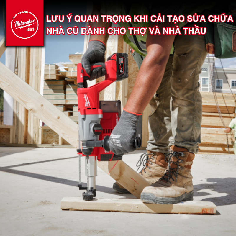 Thợ điện nước kiểm tra thiết bị điện, một bước quan trọng để bảo trì định kỳ.