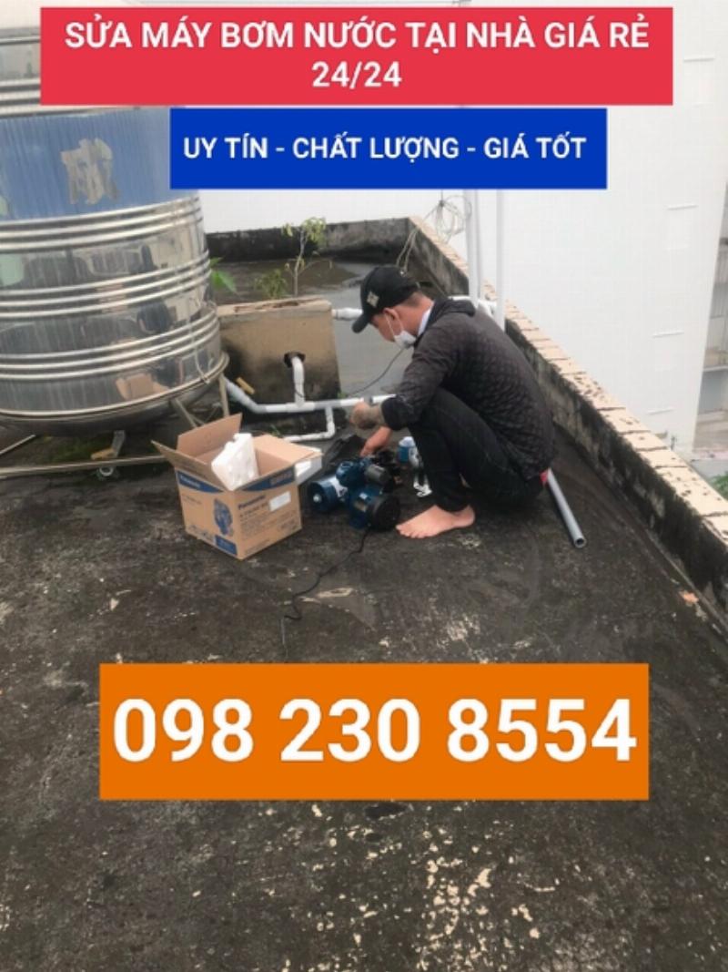 Thợ sửa máy bơm nước tại Quận 2 đang thay thế linh kiện chính hãng cho máy bơm