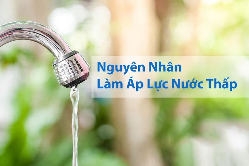 Thợ sửa nước đang kiểm tra hệ thống đường ống nước, đảm bảo tính chính xác