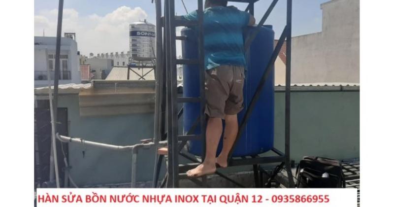 Thợ sửa nước quận 12 giá rẻ, đang thay thế đường ống nước bị hỏng tại nhà dân