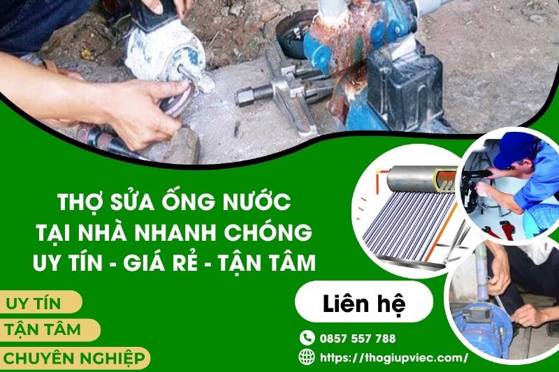 Thợ sửa ống nước chuyên nghiệp đang kiểm tra đường ống